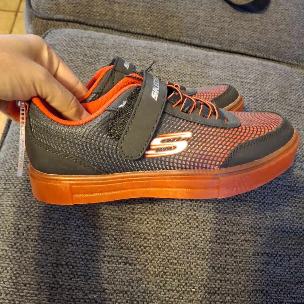 Skechers boys Size 1 Black and Red Sneakers with Breathable Mesh Design New